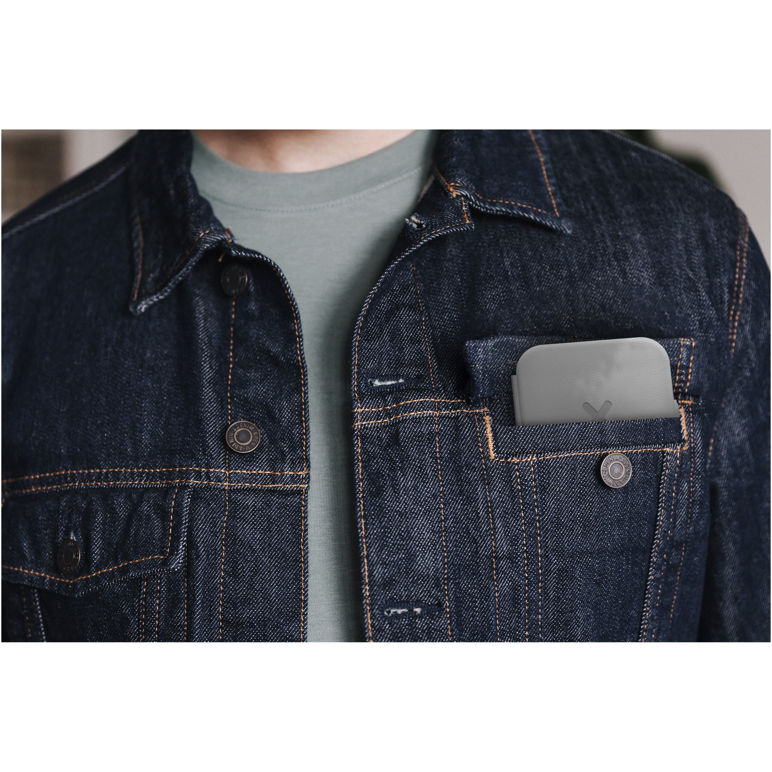 Xtorm Foldable 2-in-1 Wireless Travel Charger