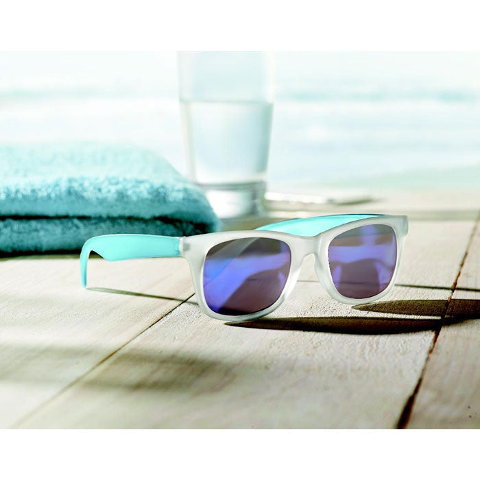 Sunglasses with mirrored lense