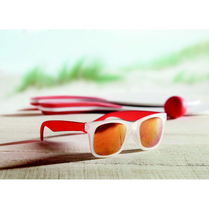 Sunglasses with mirrored lense